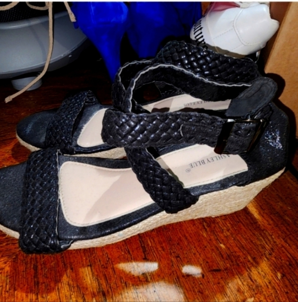 Ashley blue size 11 low heel sandal
